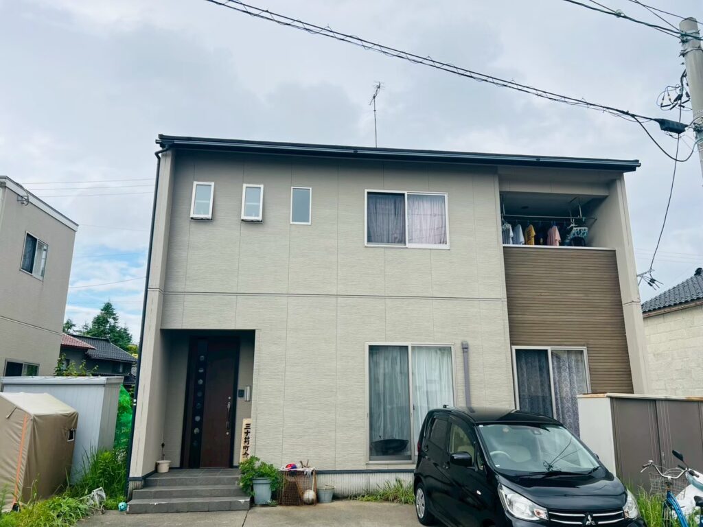 【構造クラックを確認】<br />
外壁調査を行ったところ、外壁面に構造クラックが確認されました。<br />
<br />
構造クラックは、外壁表面だけではなく建物の動きや経年劣化によって発生するひび割れで、放置すると雨水が内部へ入り込むリスクがあります。<br />
<br />
特に金沢市など北陸地域では、冬場の凍結・融解によってひび割れが広がるケースもあります。<br />
<br />
構造クラックは主に以下３つの問題点があります。<br />
・外壁内部へ雨水が侵入する可能性がある<br />
・ひび割れ部分から劣化が進行するおそれがある<br />
・塗装だけでは十分な耐久性を確保できない状態<br />
<br />
対策は？<br />
まず構造クラック部分を適切に補修し、外壁下地を正常な状態へ戻すことが重要です。<br />
その上で塗装による防水層を形成することで、外壁全ｔ内の耐久性を高めることができます。